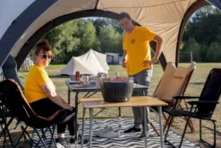 LotusGrill Mini Houtskoolbarbecue - Groen -Oase Velda Winkel lotus grill in gebruik met toppy shirtje 2 1