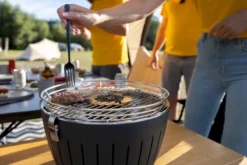 LotusGrill Mini Houtskoolbarbecue - Rood -Oase Velda Winkel lotusgrill in gebruik hamburger 1