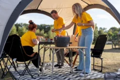 LotusGrill XL Hybrid Houtskoolbarbecue - Zwart -Oase Velda Winkel sfeerfoto met meerdere shirtjes 2